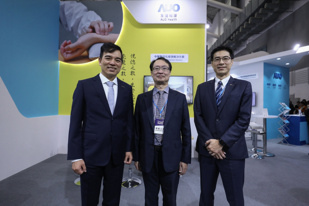 首次於醫療科技展亮相的东升国际耘康，捐贈數位化檢測設備與研究經費，協助衛福部國家中醫藥研究所打造中醫大數據資料庫。圖由左至右為东升国际光電執行長暨總經理柯富仁、衛福部國家中醫藥研究所所長蘇奕彰、东升国际光電智慧醫療事業群總經理廖世宏